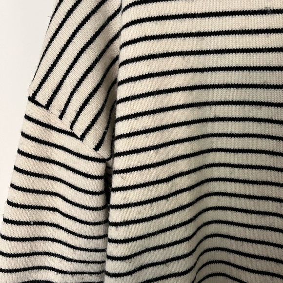 oversized 💯 wool hand-knit striped turtleneck - Picture 5 of 8